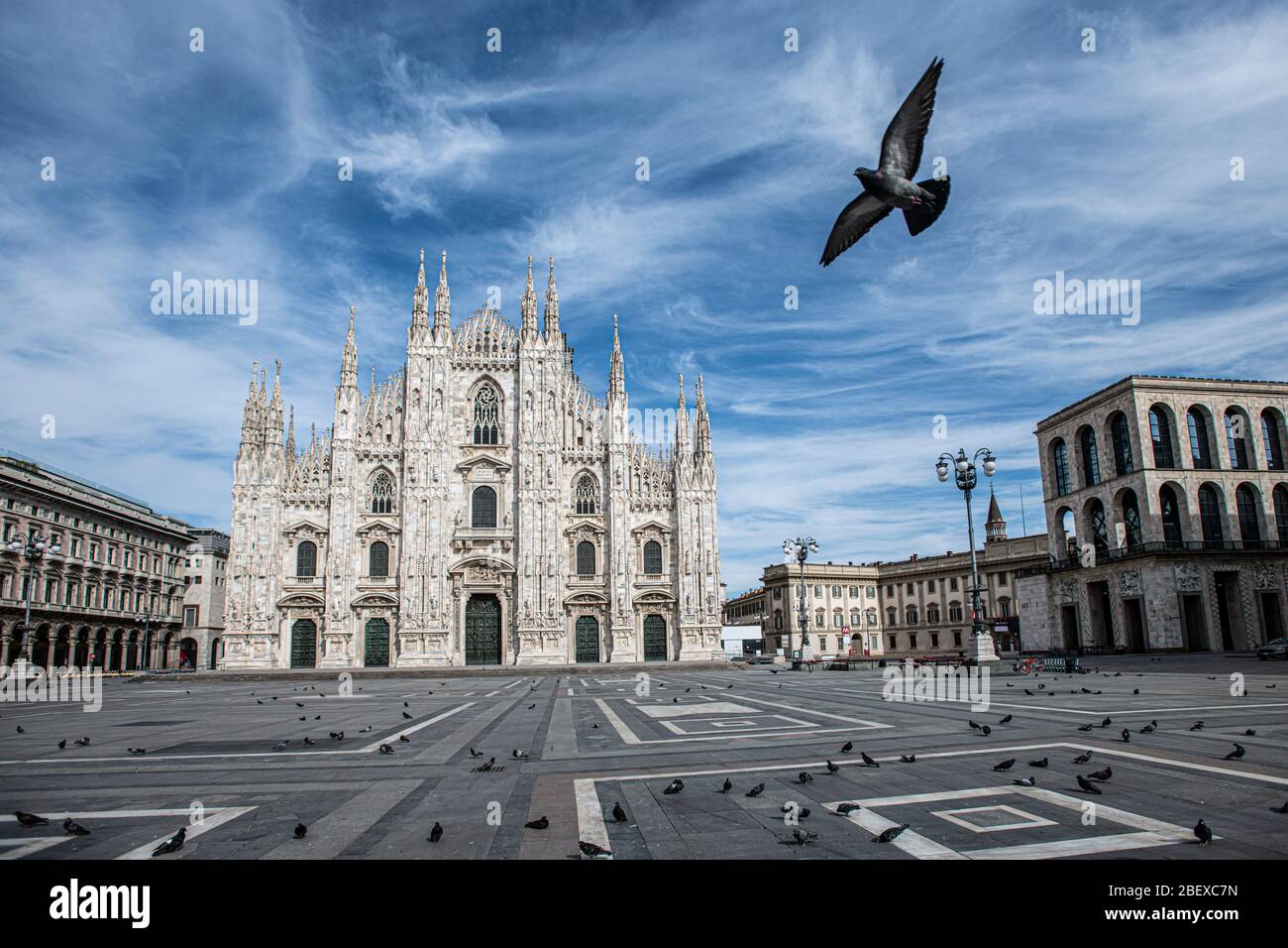 Andrea Bocelli Probe auf einer verlassenen Piazza Duomo in Mailand, Italien am 12. April 2020 Stockfoto