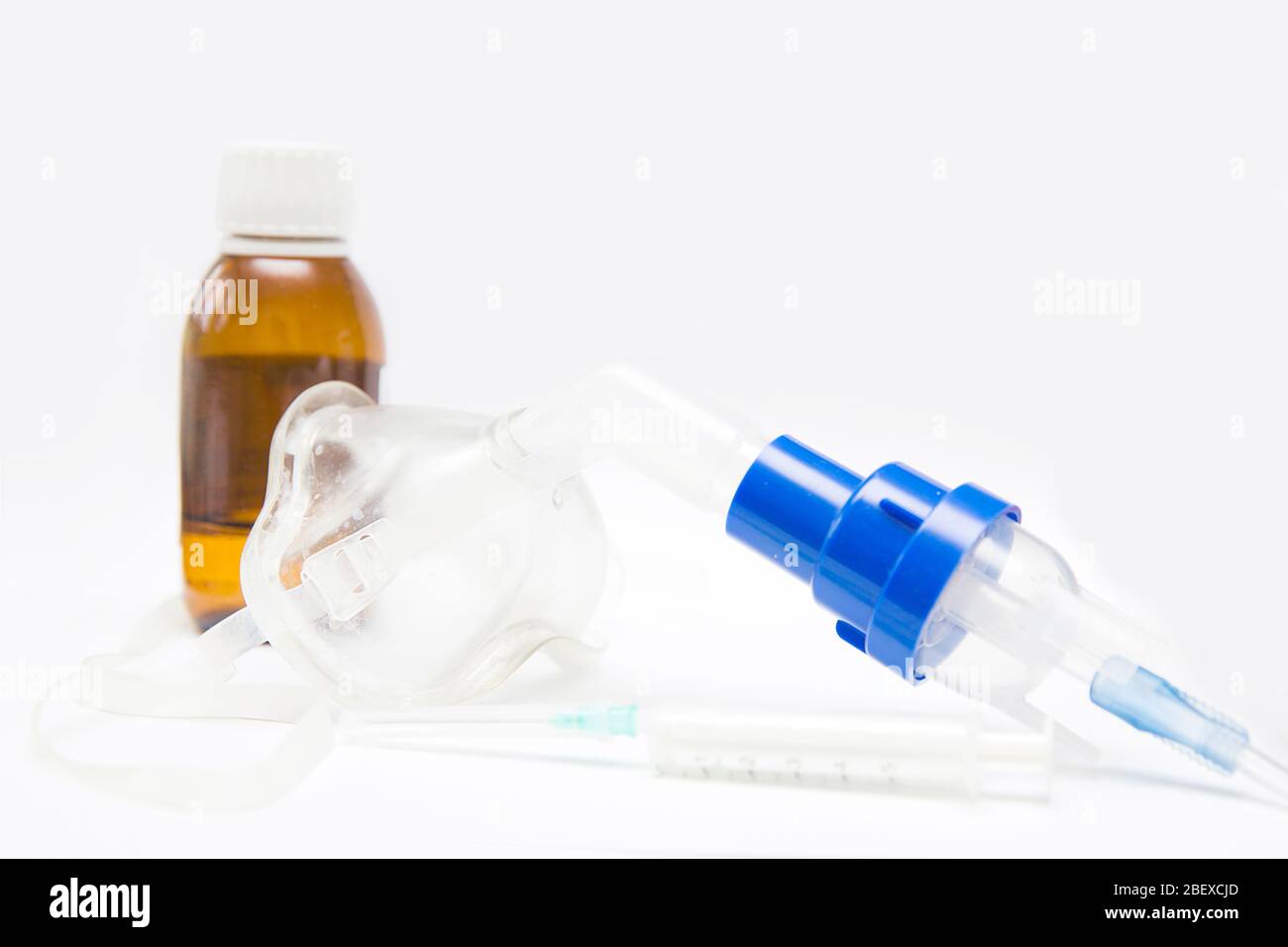 Medizinische Geräte zum Einatmen mit Atemschutzmaske, Vernebler auf dem weißen Tisch Stockfoto