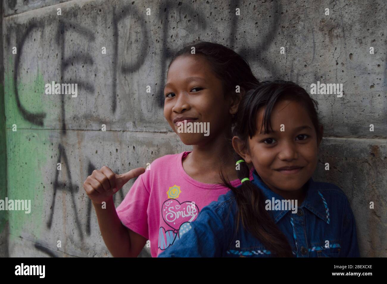 Indonesisch Kinder posieren vor der Kamera mit lustigen Gesichtern Stockfoto