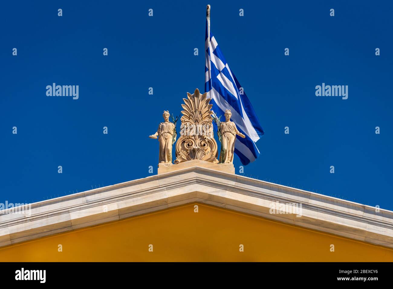 Blick auf die große Zappeion Halle im Nationalen Garten von Athen, Griechenland Stockfoto