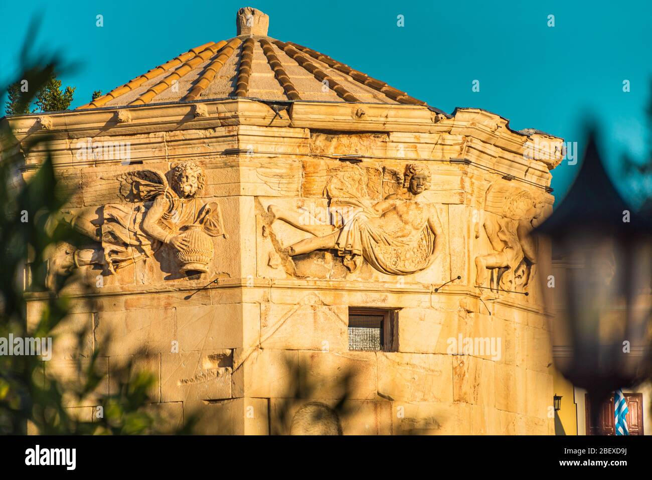 Schöne Skulpturen, die einen alten Tempel in Athen, Griechenland schmücken Stockfoto