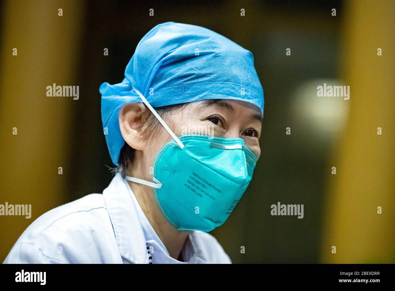 (200416) -- WUHAN, 16. April 2020 (Xinhua) -- Zhang Jixian, Direktor der medizinischen Abteilung für Atemwegsmedizin und Intensivmedizin des Krankenhauses der Provinz Hubei für integrierte chinesische und westliche Medizin, erhält am 2. März 2020 ein Interview im Krankenhaus in Wuhan, der Provinz Hubei in Zentralchina. (Xinhua/Shen Bohan) Stockfoto