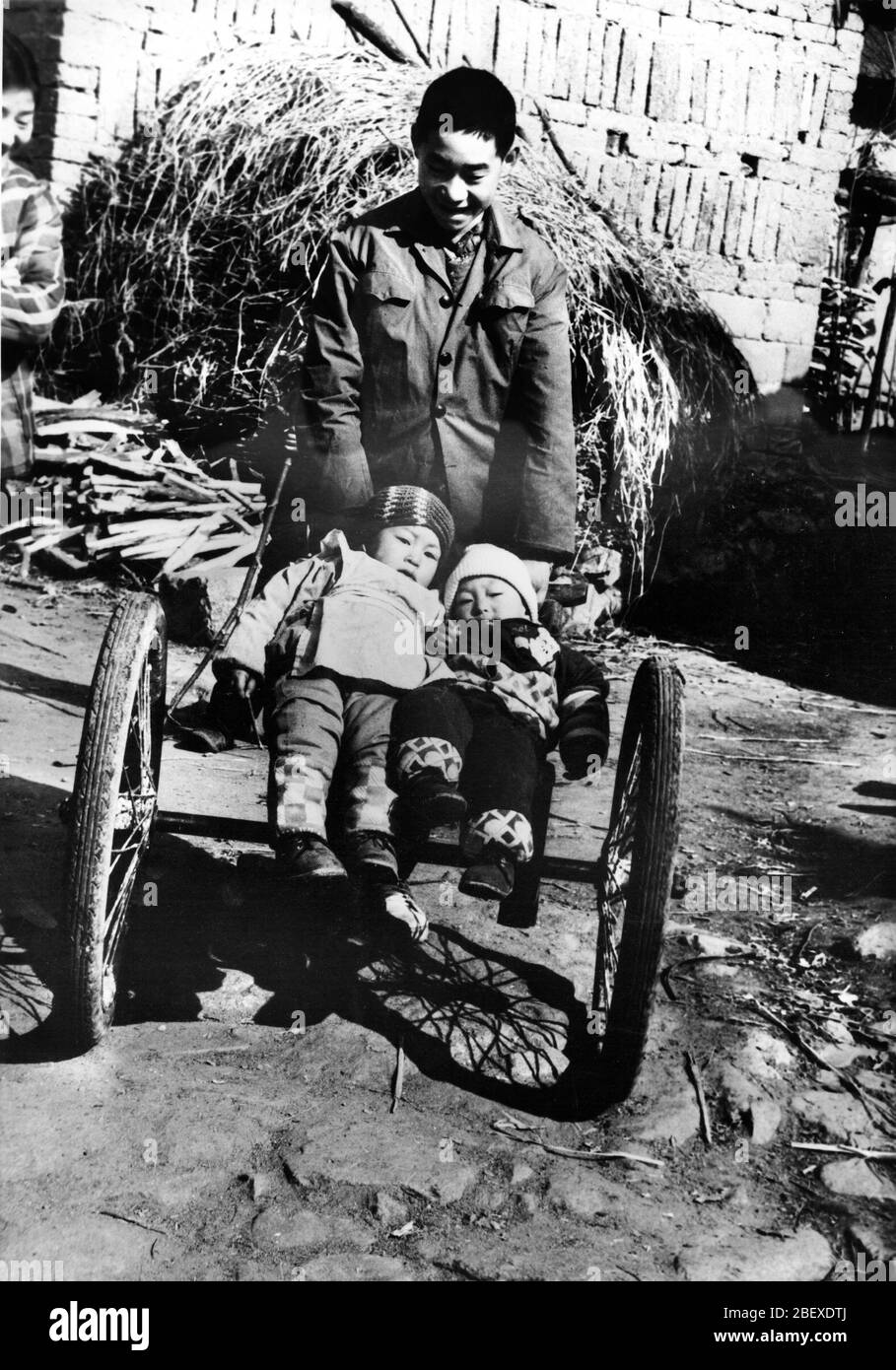 April 1993 Lushan County Henan kleiner Wagen die Kindheit der Kinder in den Bergen so eine Kinderwagen-Kindheit auf einem Regalrad Stockfoto