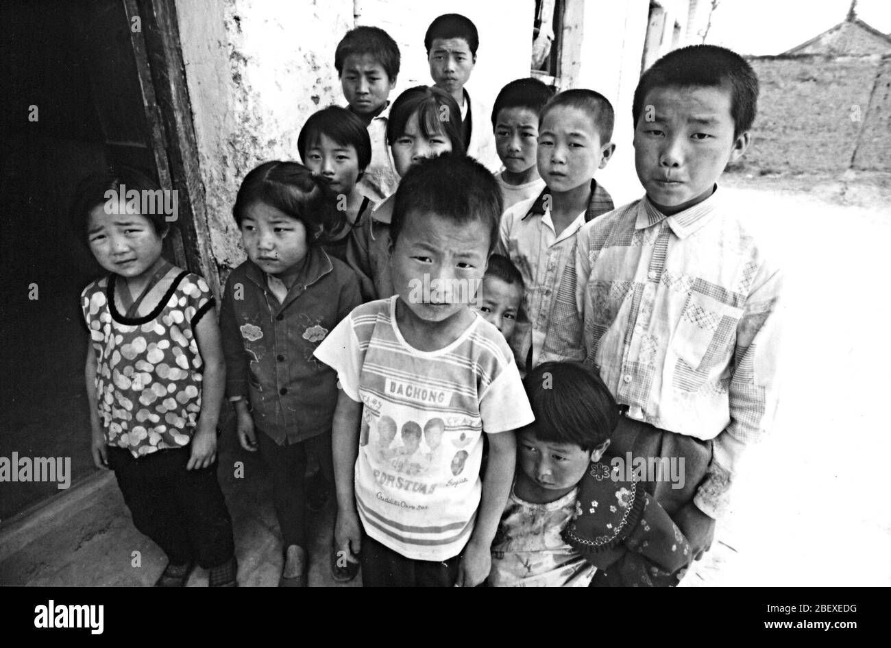 Im August 1996 die Kinder der Gemeinde Sang Yao County Shaanxi Stockfoto