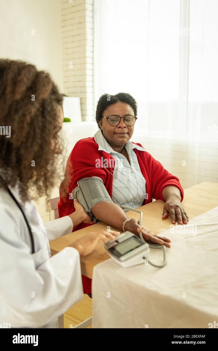 Ältere Rentnerin, die ihren Blutdruck überprüfen ließ Stockfoto
