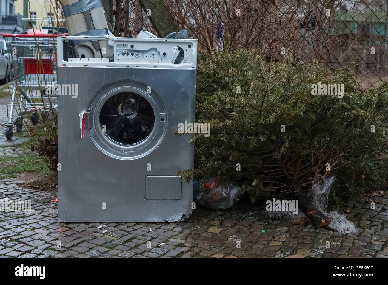 Alte Waschmaschine steht auf dem Bürgersteig, Müll auf der Straße,  Hausmüll, Sperrmüll auf der Straße Stockfotografie - Alamy