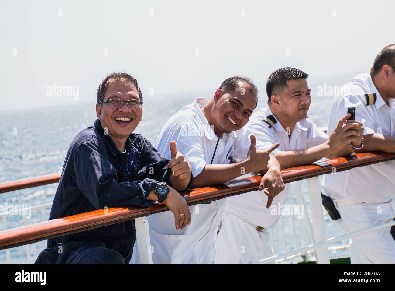 Lächelnd filippino cew von einem Kreuzfahrtschiff, philippinische Crew, Schiffe Crew, Handelsmarine, passagierschiff Crew, Kreuzfahrtschiff job, pradeep Subramanian Stockfoto