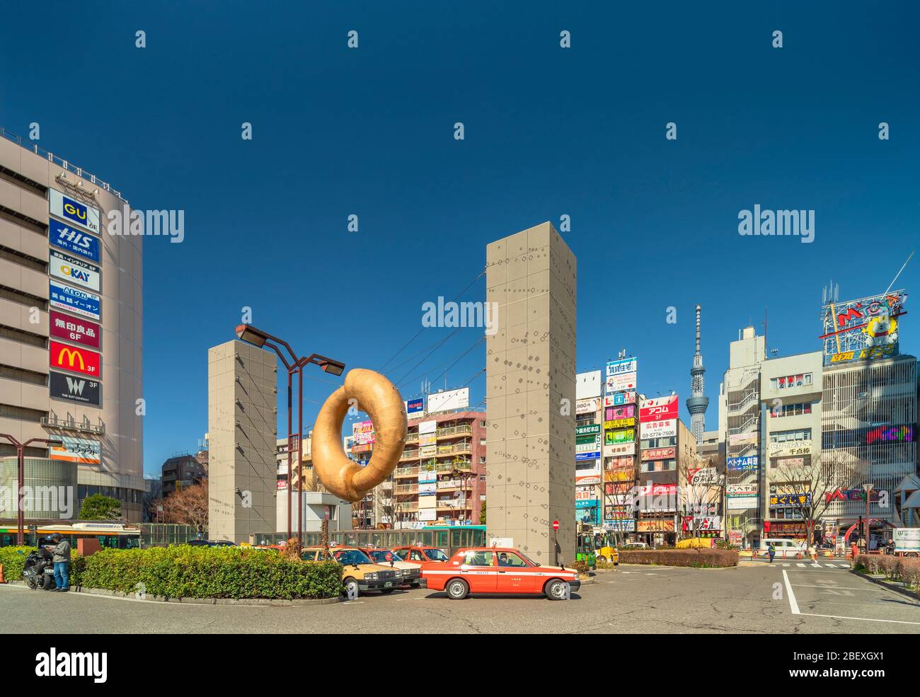 tokio, japan - märz 08 2020: Tokyo Skytree und öffentliches Kunstdenkmal in Form eines goldenen Komma-förmigen Perlen Magatama namens Echo und im Jahr 1997 von Stockfoto