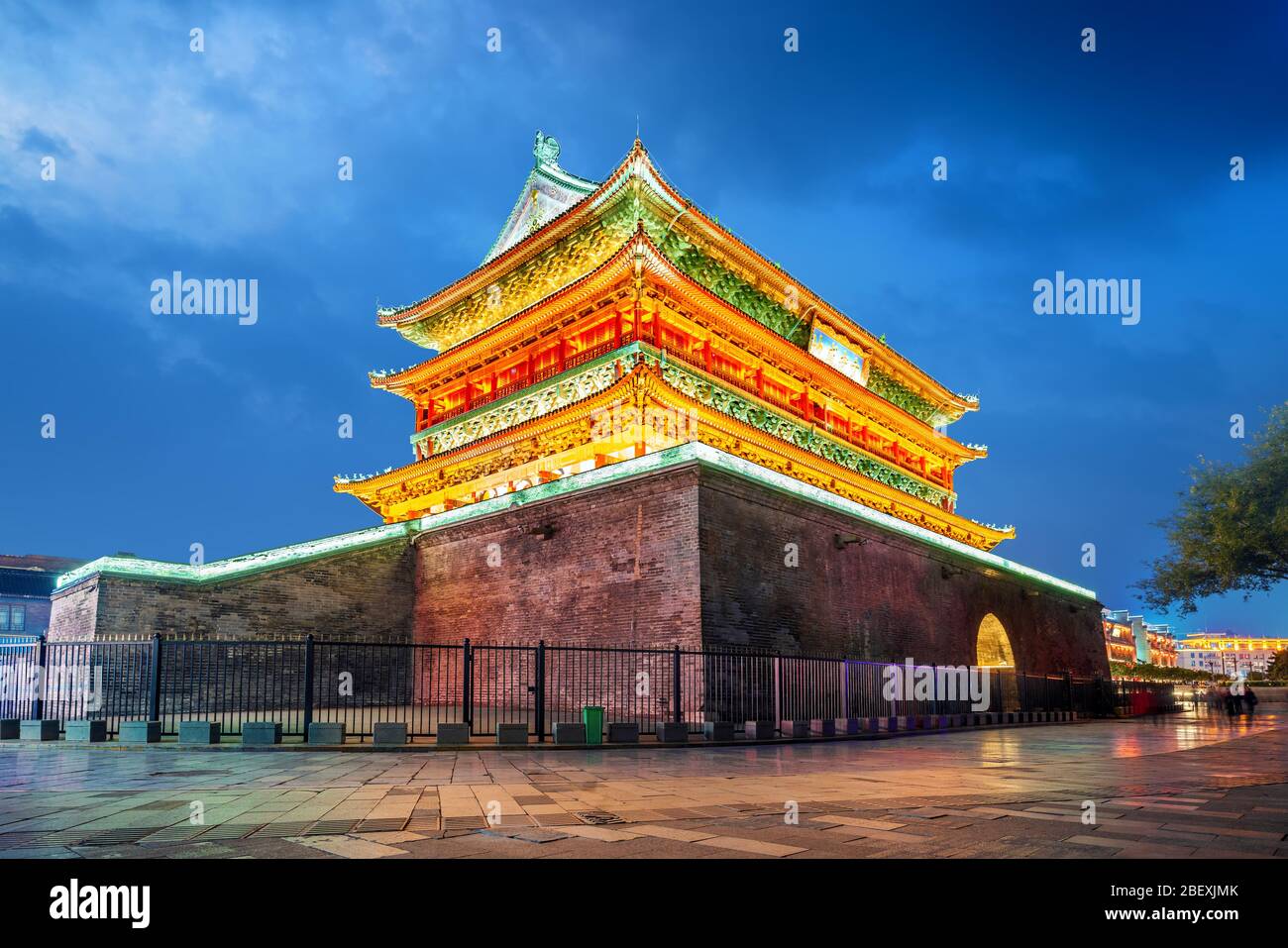 Xi'an ist eine Drum Tower eine berühmte Alte architektonische Wahrzeichen. Übersetzung: "Zivile und militärische Beamte erfassen' Stockfoto