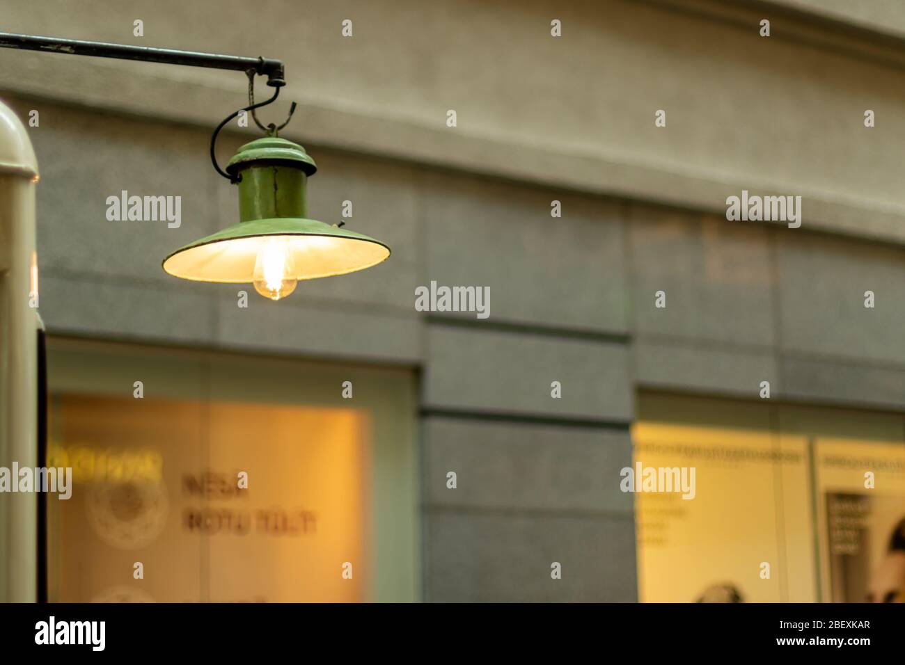 Edison Lampe hängt vor dem Fenster mit der Altstadt dahinter. Vertikal  Stockfotografie - Alamy