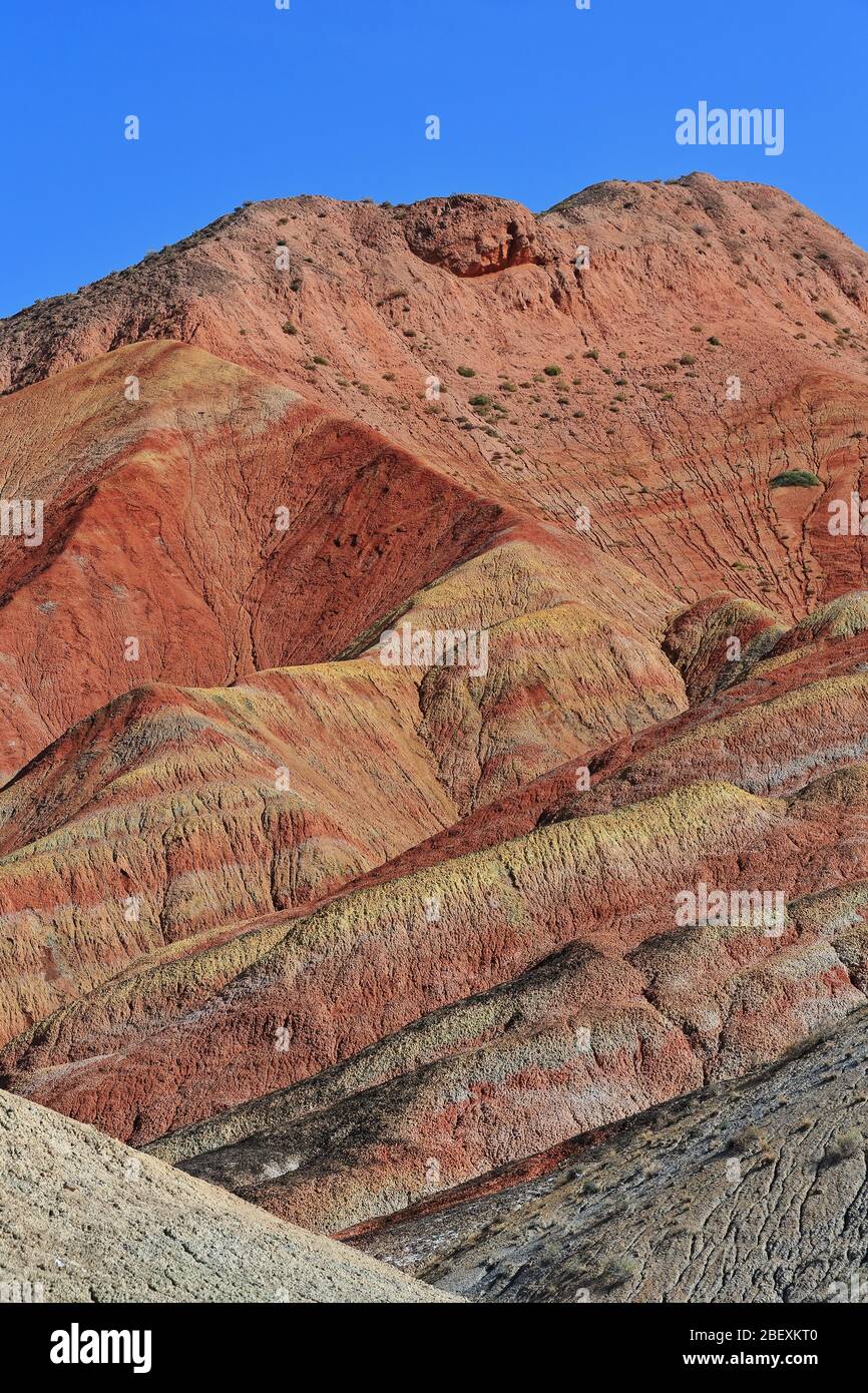 Farbenfrohe Landschaftsgestaltung mit Bildschirm von der farbenfrohen Aussichtsplattform „Meeting Fairy“. Zhangye Danxia Qicai Scenic Spot-Gansu-China-0812 Stockfoto