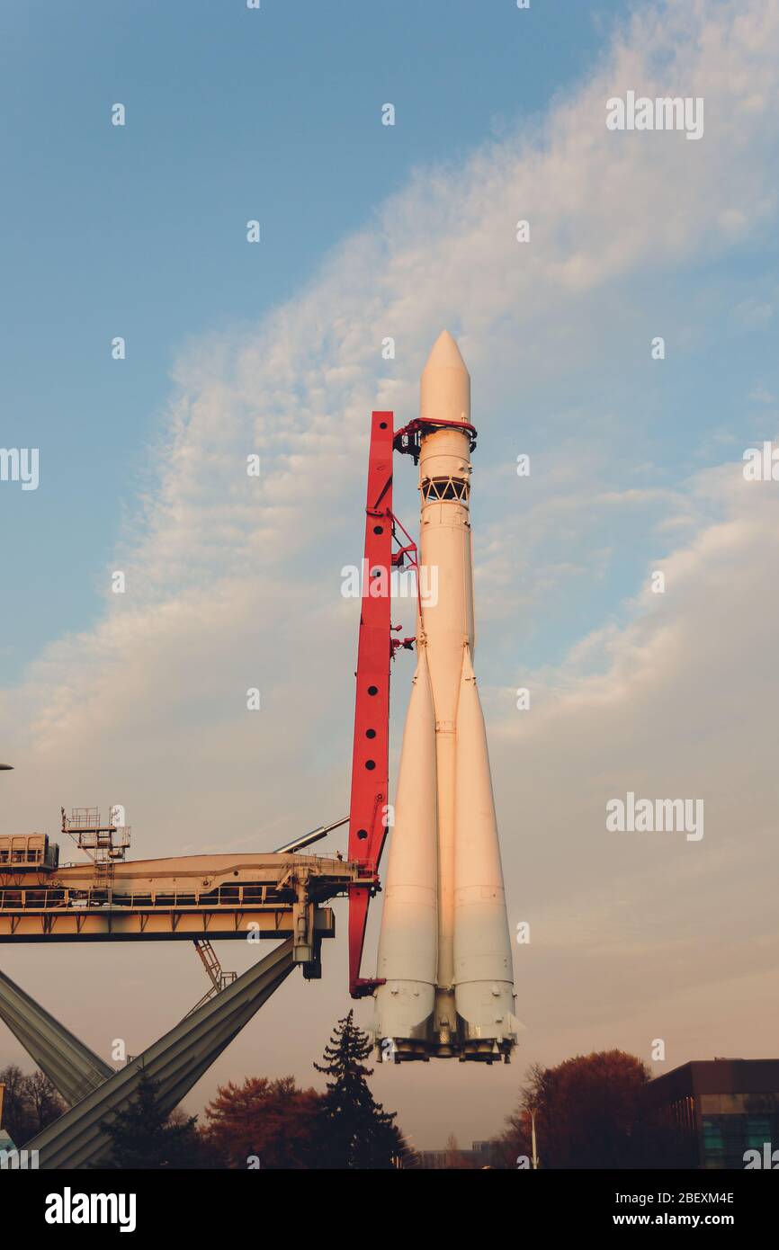 Rakete am Start Bett mit blauen bewölkten Himmel im Hintergrund einsatzbereit Stockfoto