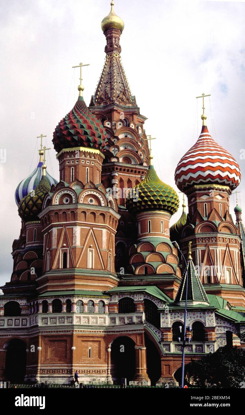 1985 Blick von der unteren Seite der Kathedrale der Fürsprache (St. Basilikum die Heilige Kirche) am südlichen Ende des Roten Platzes. Diese ehemalige Griechisch-orthodoxe Kirche ist heute ein Museum zu den sowjetischen Kommunismus. Stockfoto