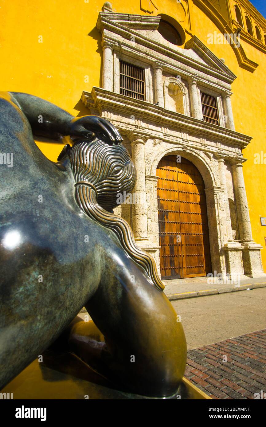 Blick auf die Skulptur des kolumbianischen Künstlers fernando botero vor der plaza santo domingo in cartagena kolumbien Stockfoto