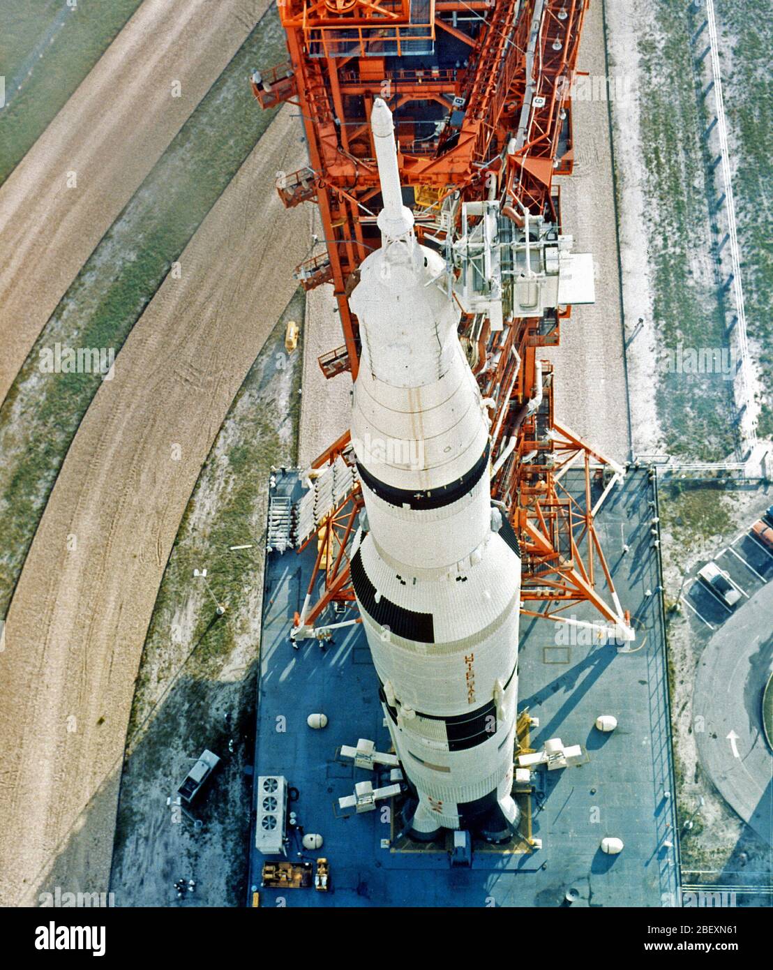 Ein Blick auf die 363 Meter hohe Saturn-V-Trägerrakete, die Apollo 8 Astronauten Frank Borman, James Lovell und William Anders in den Raum tragen. Stockfoto
