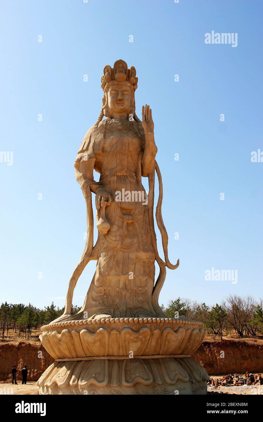 Die Giant-Skulptur der Liao Dynastie Guanyin mit einem Durchmesser von 10 Metern und einer Gesamthöhe von mehr als 20 Metern ist mit Abstand die größte Bud der Liao Dynastie Stockfoto