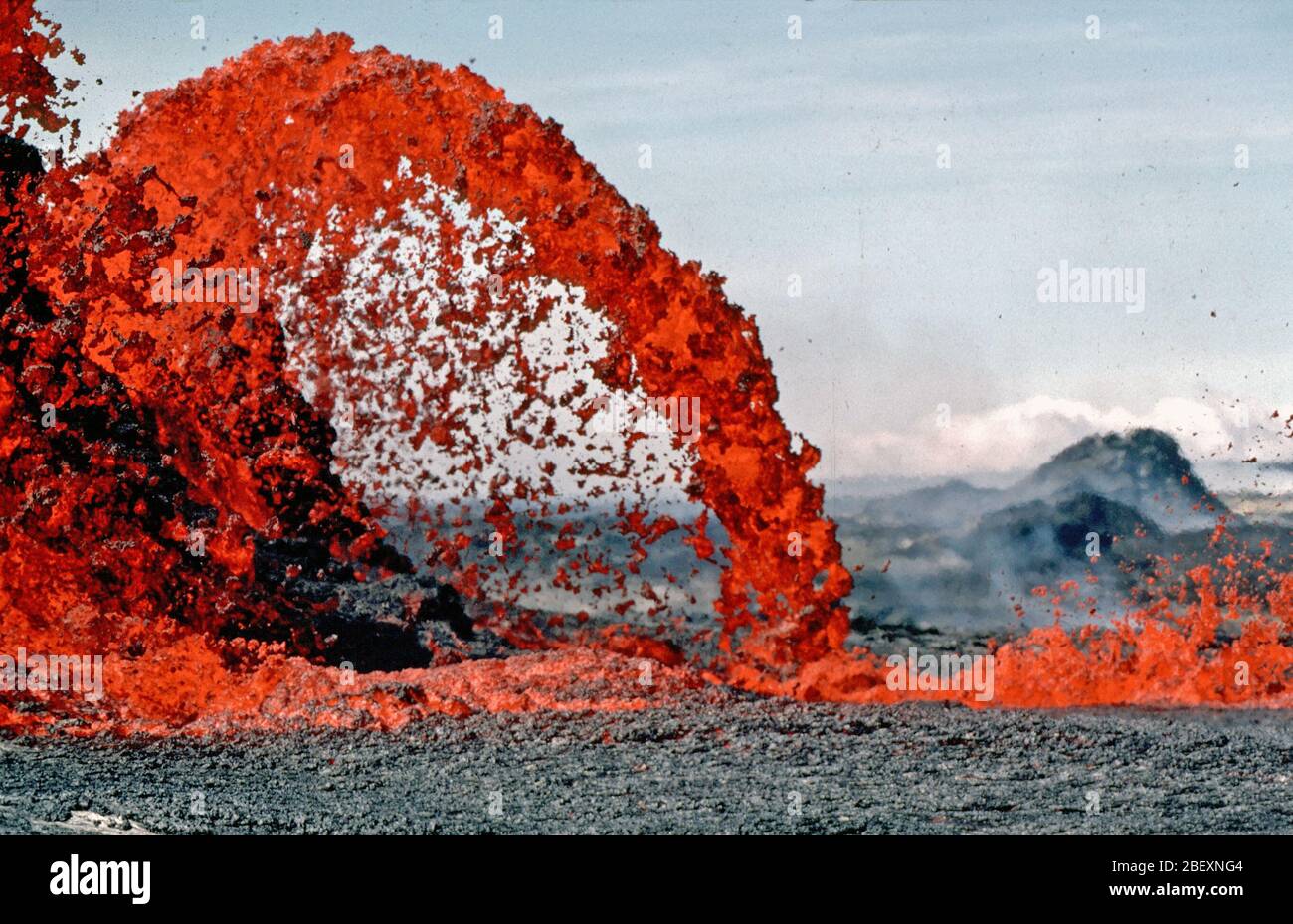 Bogenschiessen Springbrunnen von Lava ca. 10 Meter hoch aus dem westlichen Ende der 0740 Lüftungsschlitze, die eine Reihe von schweißspritzern Kegel 170 m lang, südlich von Pu'u Kahaualea auf Hawai'i Insel Kilauea Feb 25, 1983 Stockfoto