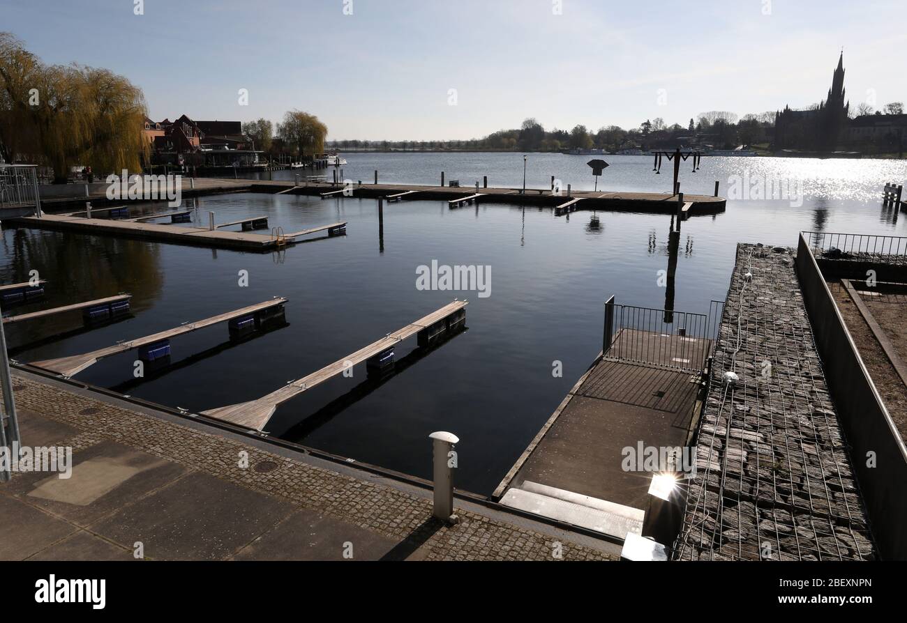 Malchow, Deutschland. April 2020. Der Yachthafen am Malchower See ist leer. Auch der Bootstourismus und der Wassersport in der Mecklenburgischen Seenplatte sind durch das Coronavirus zum Stillstand gekommen. Quelle: Bernd Wüstneck/dpa-Zentralbild/dpa/Alamy Live News Stockfoto