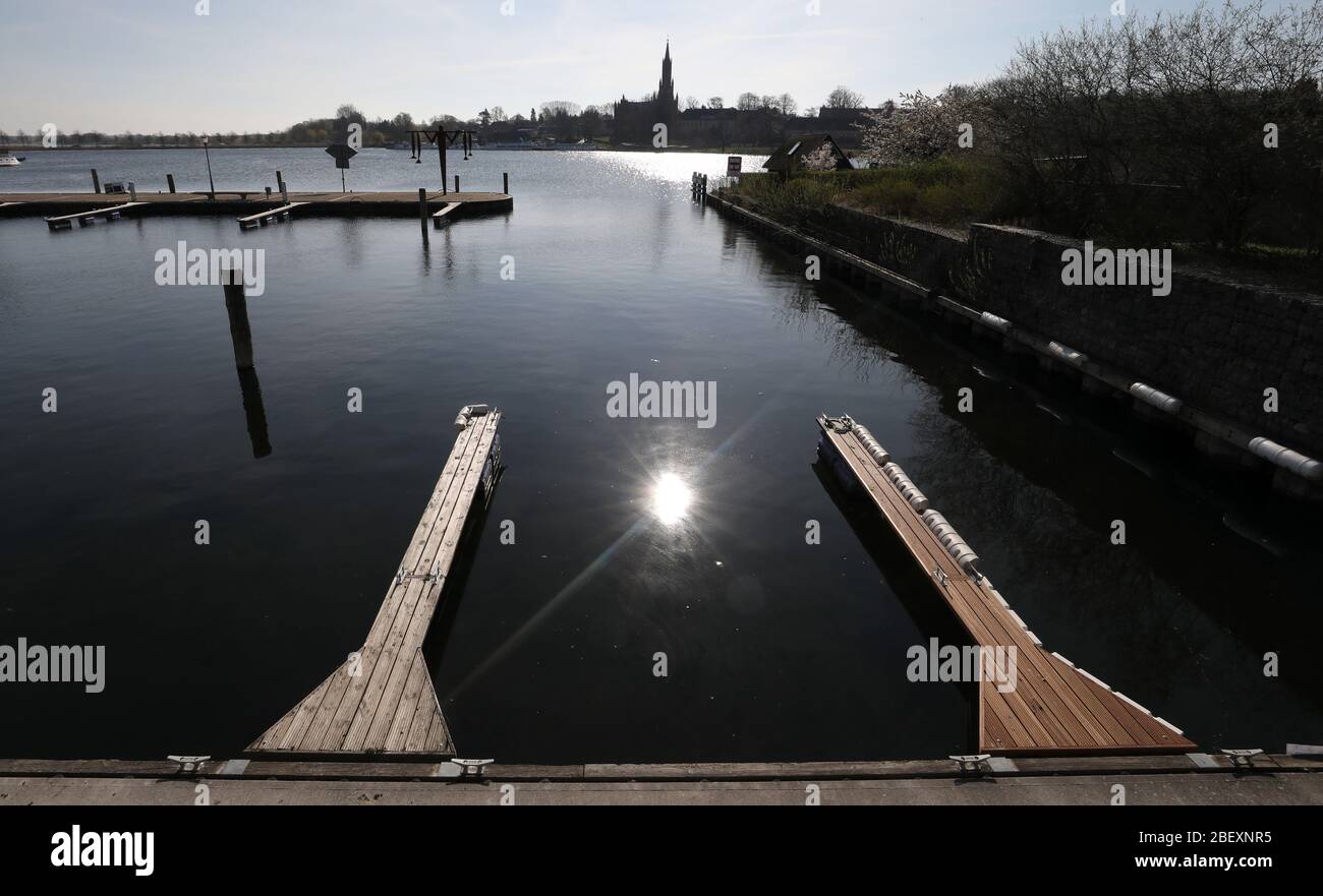 Malchow, Deutschland. April 2020. Der Yachthafen am Malchower See ist leer. Auch der Bootstourismus und der Wassersport in der Mecklenburgischen Seenplatte sind durch das Coronavirus zum Stillstand gekommen. Quelle: Bernd Wüstneck/dpa-Zentralbild/dpa/Alamy Live News Stockfoto