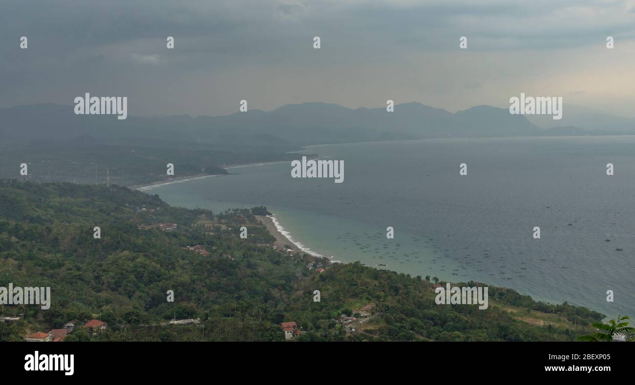 Luftaufnahme von der großen Klippe von Karanghawu und Pelabuhan Ratu an einem sehr trüben und trüben Tag Stockfoto