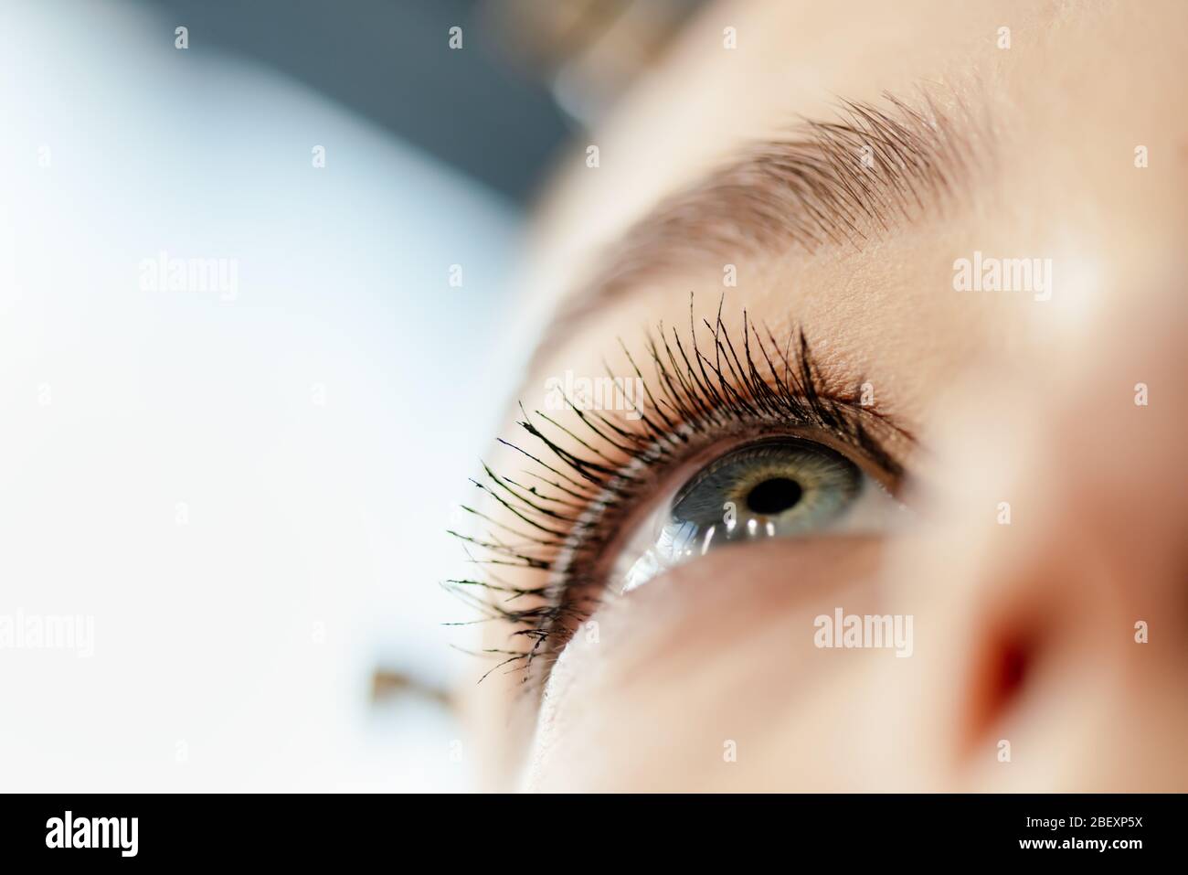 Low-Winkel-Ansicht der Frau mit Mascara auf Wimpern Stockfoto