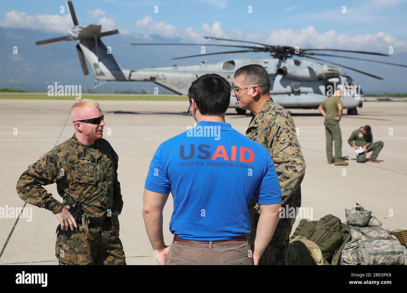 Honduras (4. Oktober 2016) Sgt. Major Wesley L. Schaffer (rechts), Marine Air-Ground Task Force Southern Command Sgt Major, Albert Gembara (Mitte), SOTO CANO AIR BASE, US Agentur für internationale Entwicklung/Büro des US Foreign Katastrophenhilfe humanitäre Hilfe Berater und Oberst Thomas E. Prentice (links), speziellen Zweck Marine Air-Ground Task Force - Southern Command (SPMAGTF-SC) Kommandierender Offizier sprechen vor der Einschiffung an Bord CH-53E Super Stallion und Abfahrt nach Grand Cayman Island auf Soto Cano Air Base Honduras. Die SPMAGTF-SC ist Teil des US southern Command-Response-Team inszeniert Stockfoto