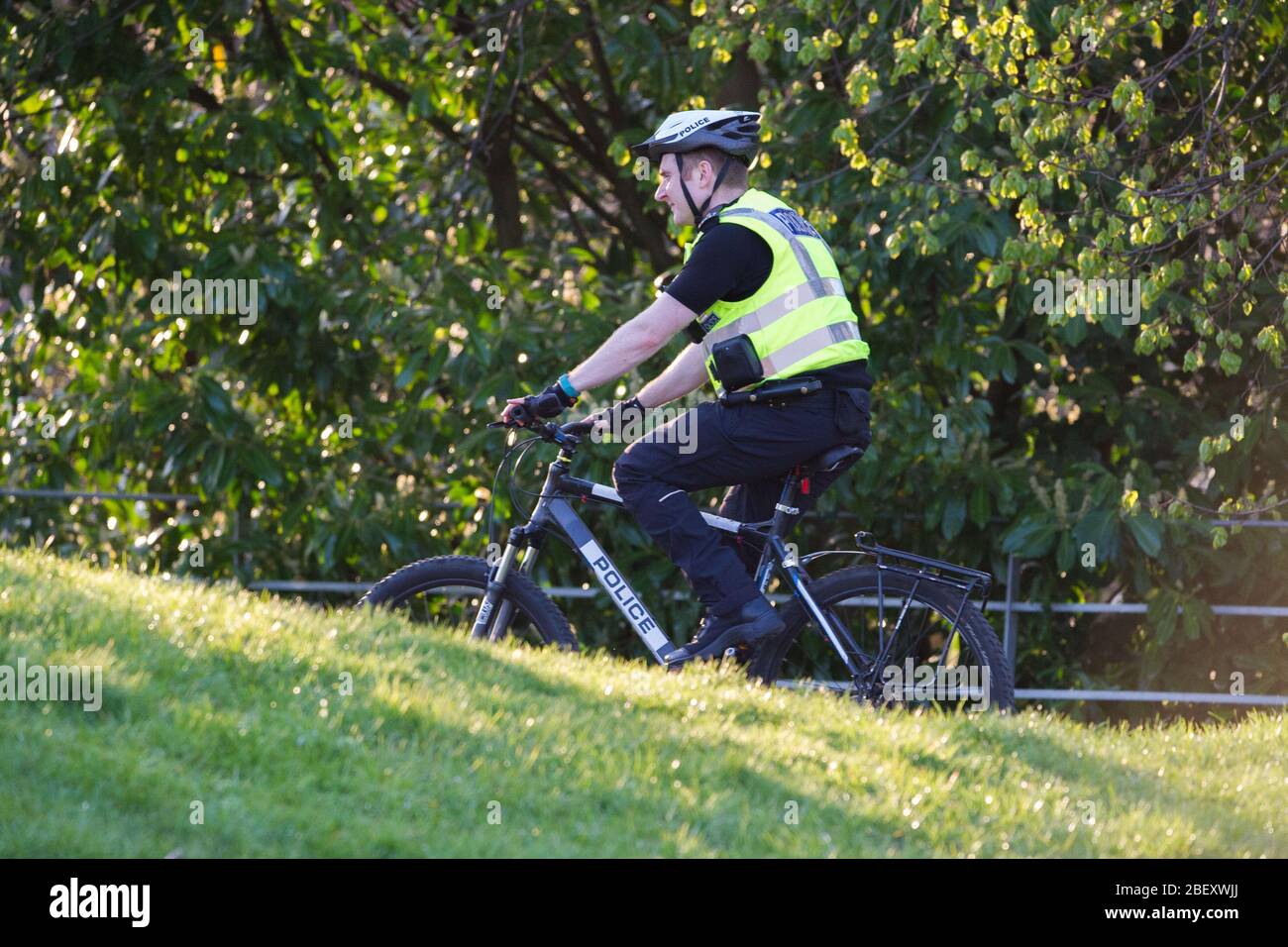 Glasgow, Großbritannien. 15. April 2019. Im Bild: Polizeipatrouille im Kelvingrove-Gebiet von Glasgow während der Coronavirus-Lockdown. Quelle: Colin Fisher/Alamy Live News. Stockfoto