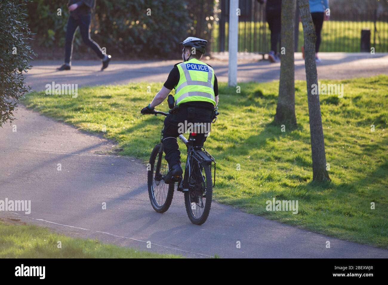 Glasgow, Großbritannien. 15. April 2019. Im Bild: Polizeipatrouille im Kelvingrove-Gebiet von Glasgow während der Coronavirus-Lockdown. Quelle: Colin Fisher/Alamy Live News. Stockfoto