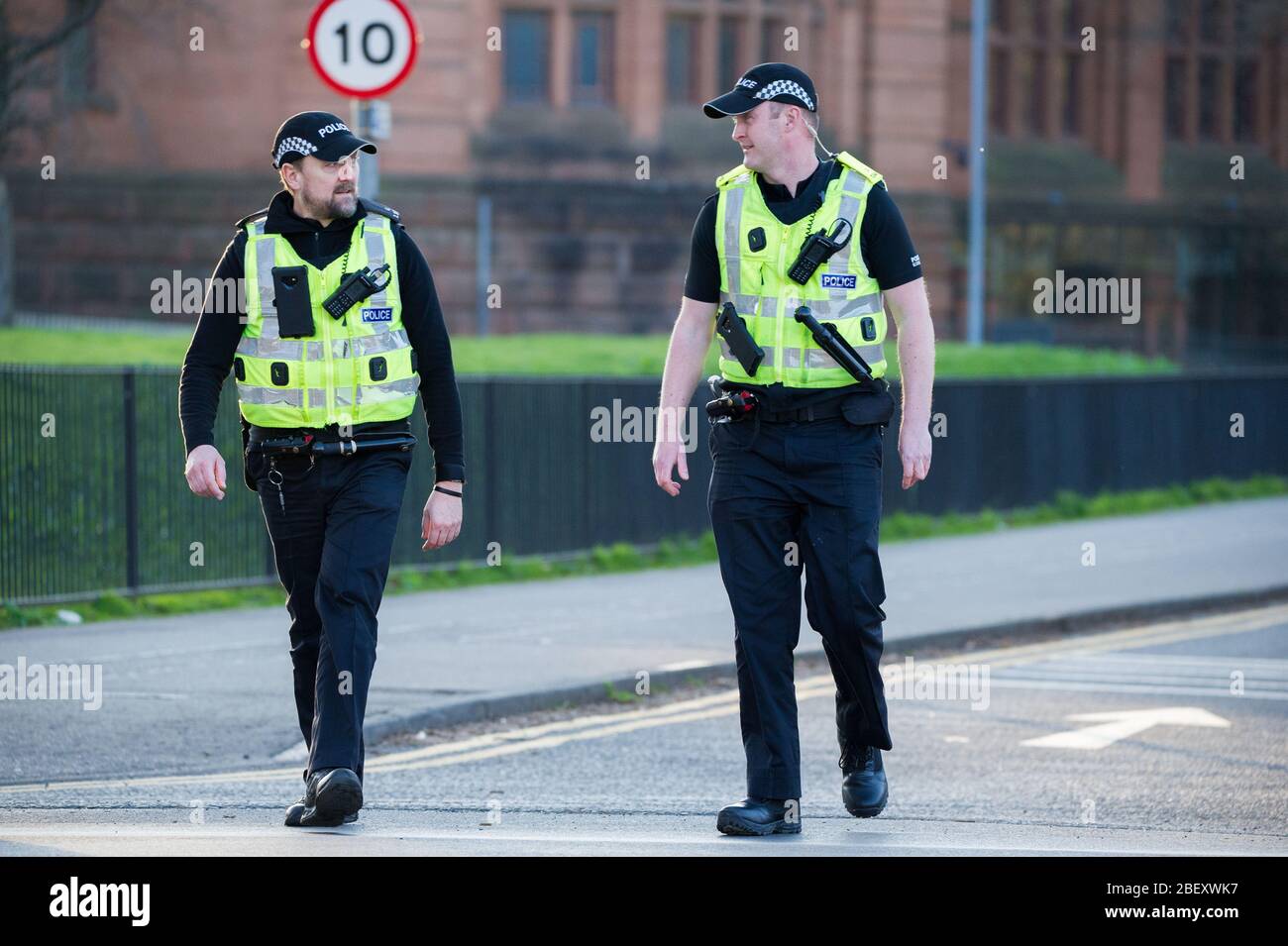 Glasgow, Großbritannien. 15. April 2019. Im Bild: Polizeipatrouille im Kelvingrove-Gebiet von Glasgow während der Coronavirus-Lockdown. Quelle: Colin Fisher/Alamy Live News. Stockfoto