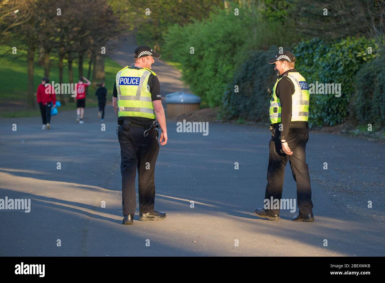 Glasgow, Großbritannien. 15. April 2019. Im Bild: Polizeipatrouille im Kelvingrove-Gebiet von Glasgow während der Coronavirus-Lockdown. Quelle: Colin Fisher/Alamy Live News. Stockfoto