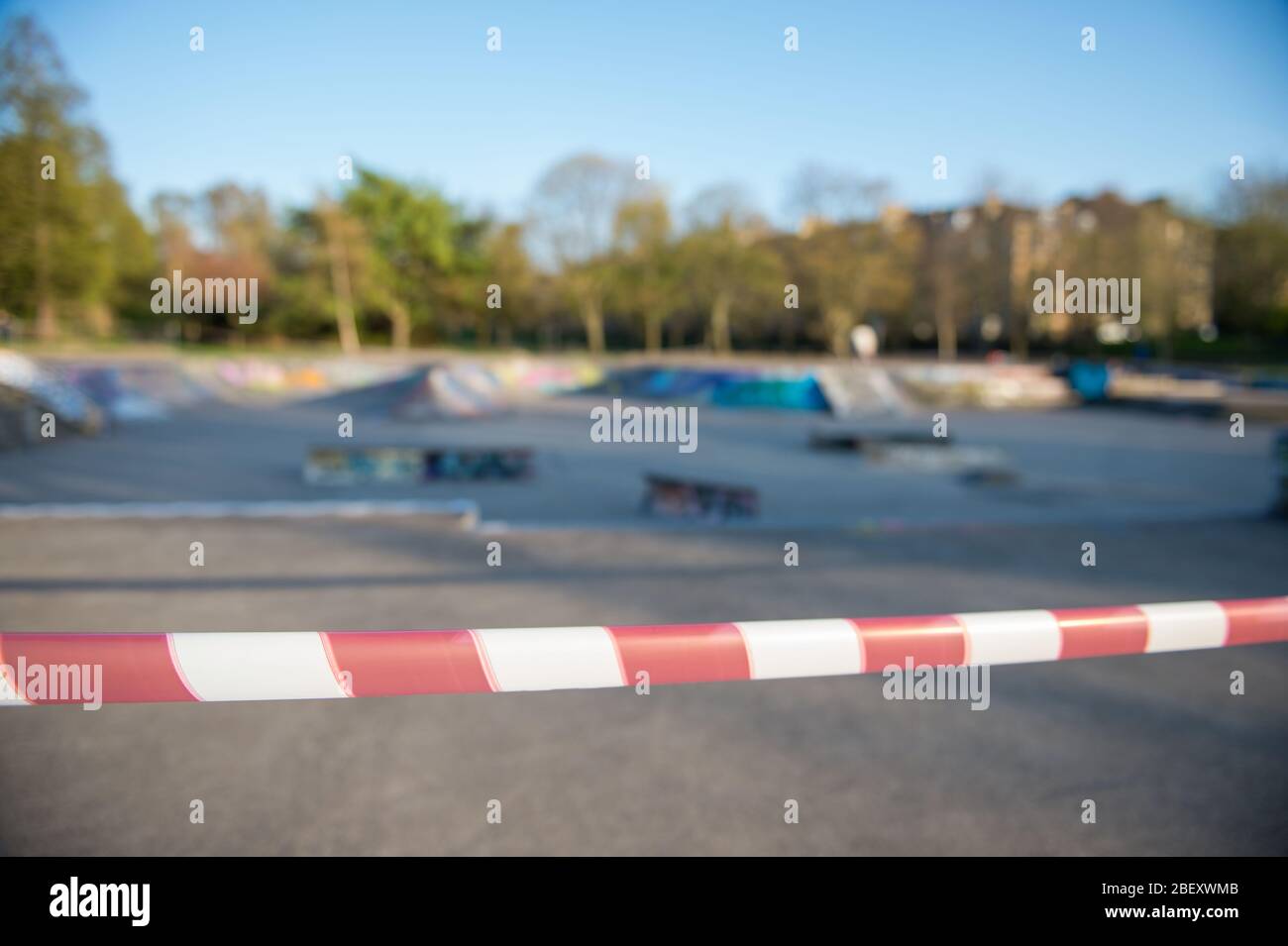 Glasgow, Großbritannien. 15. April 2019. Abgebildet: Klebeband-Cordon, das den Skatepark schließt. Ein leerer Kelvingrove Skatepark in Glasgow während der Coronavirus Lockdown. Quelle: Colin Fisher/Alamy Live News. Stockfoto