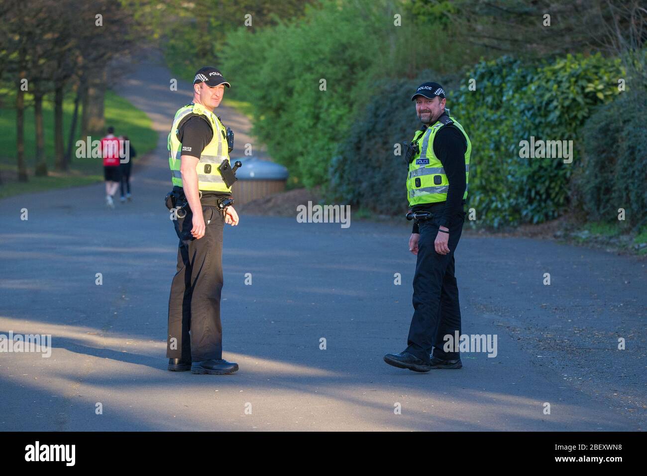 Glasgow, Großbritannien. 15. April 2019. Im Bild: Polizeipatrouille im Kelvingrove-Gebiet von Glasgow während der Coronavirus-Lockdown. Quelle: Colin Fisher/Alamy Live News. Stockfoto