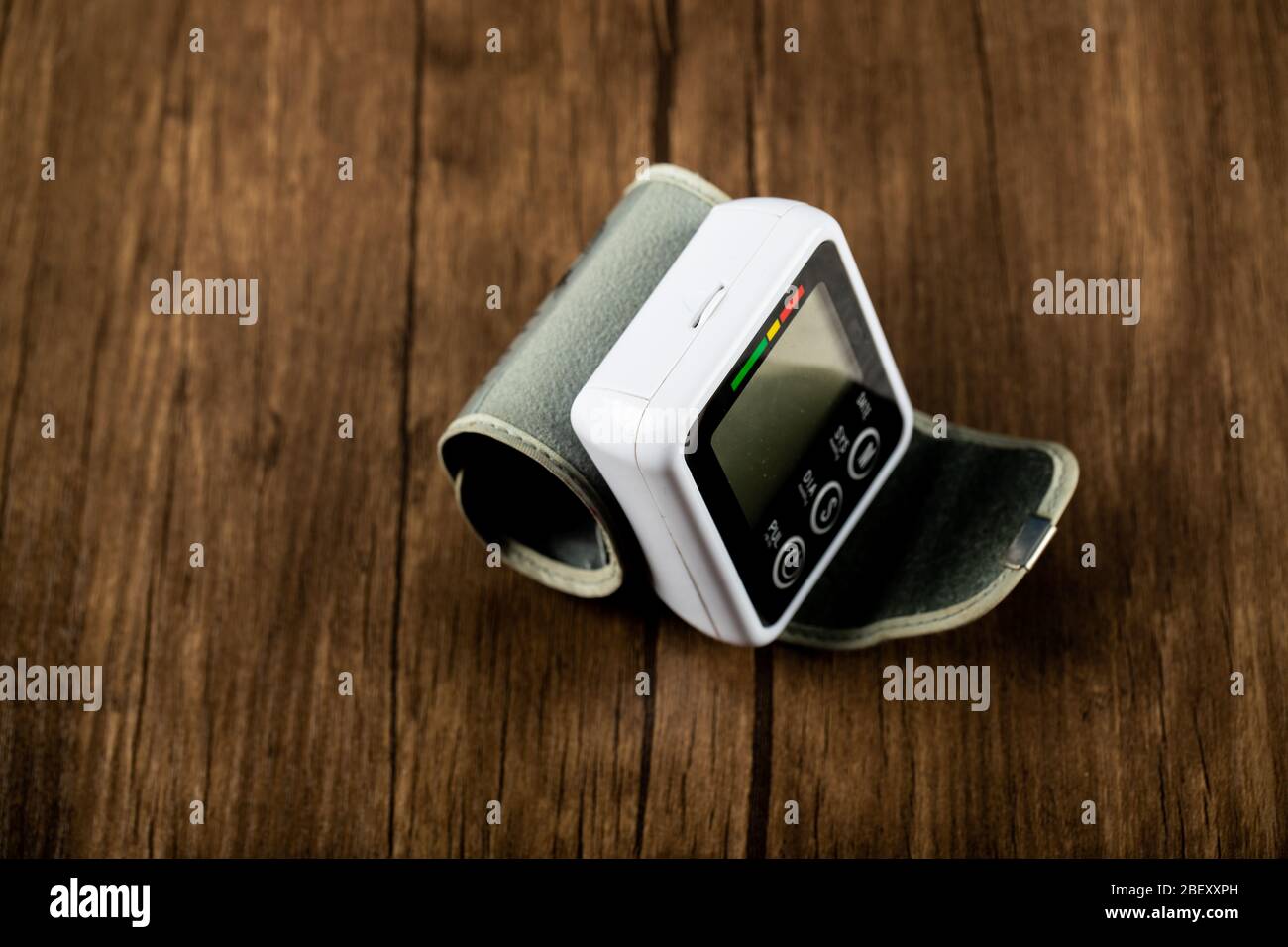 Technisches Gerät mit medizinischen Anweisungen auf einem Holztisch Stockfoto