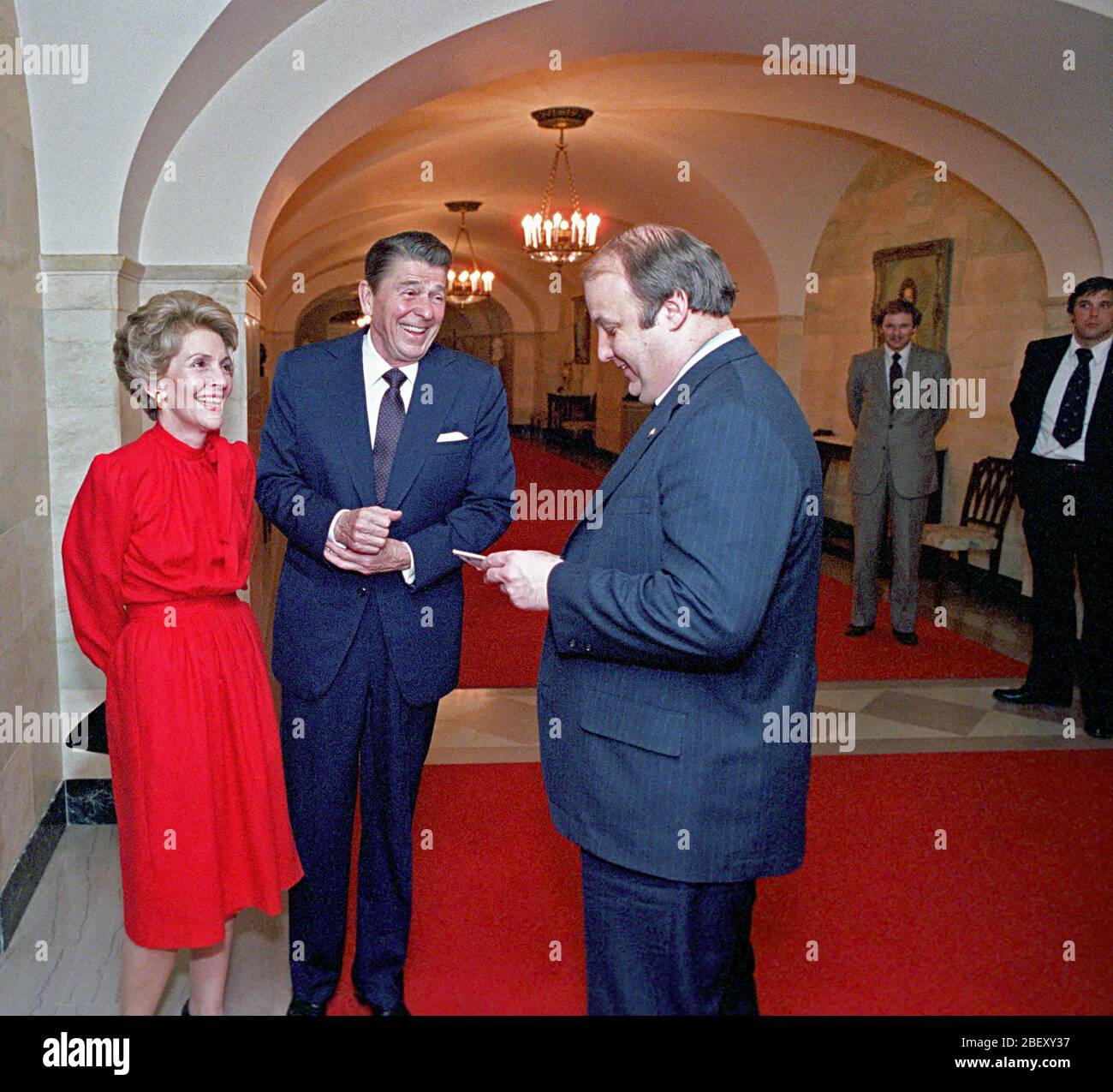 2/18/1981 Präsident Reagan Nancy Reagan im Gespräch mit James Brady in der Halle Stockfoto