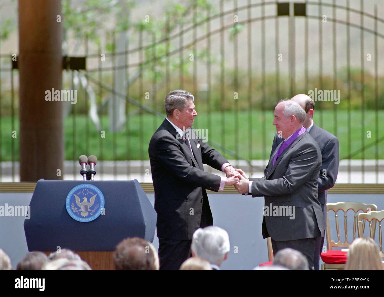 5/4/92 stellt Präsident Reagan Reagan Freiheit Medaille zu Michail Gorbatschow bei Reagan Bibliothek Stockfoto