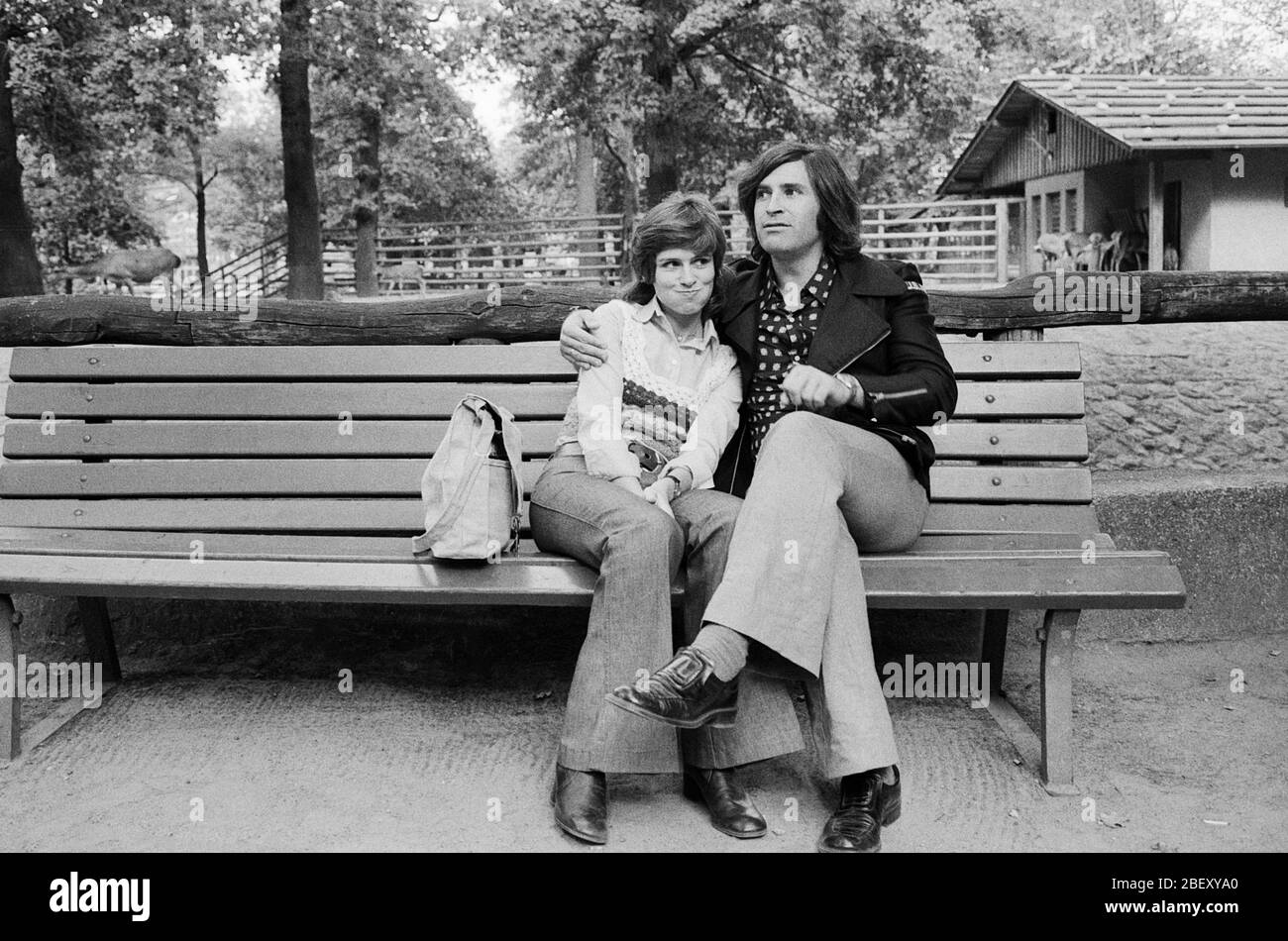 Mary Roos, deutsche Schlagersängerin, mit ihrem Ehemann Pierre Scardin, Deutschland um 1974. Schlagersängerin Mary Roos mit Ehemann Pierre Scardin, Deutschland um 1974. Stockfoto