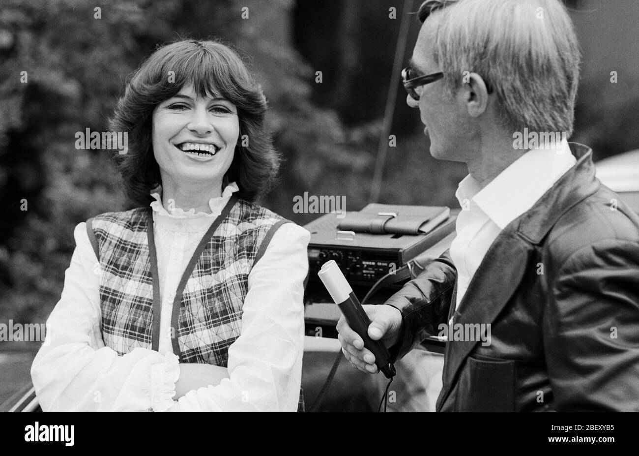 Mary Roos, deutsche Schlagersängerin, bei einem Interview, Deutschland um 1976. Schlagersängerin Mary Roos im Interview, Deutschland um 1976. Stockfoto