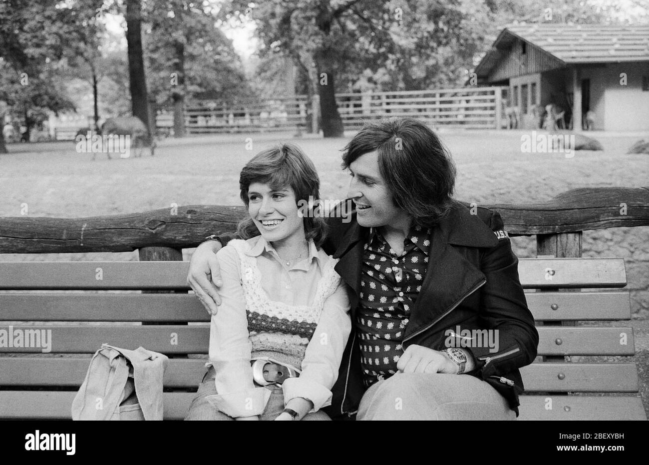 Mary Roos, deutsche Schlagersängerin, mit ihrem Ehemann Pierre Scardin, Deutschland um 1974. Schlagersängerin Mary Roos mit Ehemann Pierre Scardin, Deutschland um 1974. Stockfoto