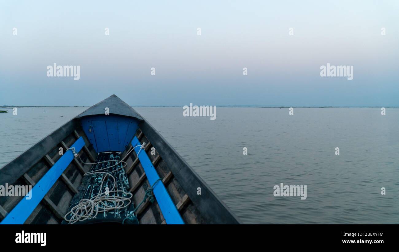 Bootsansicht Inle Lake, Myanmar. Zimmer für Kopie Sonnenaufgang still See, Morgennebel still See. Über zwanzig Schneckenarten und neun Arten von Fi Stockfoto