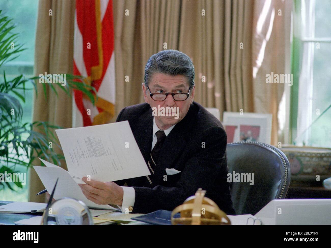 5/6/1982 Präsident Reagan Brille während der Arbeit an seinem Schreibtisch im Oval Office Stockfoto