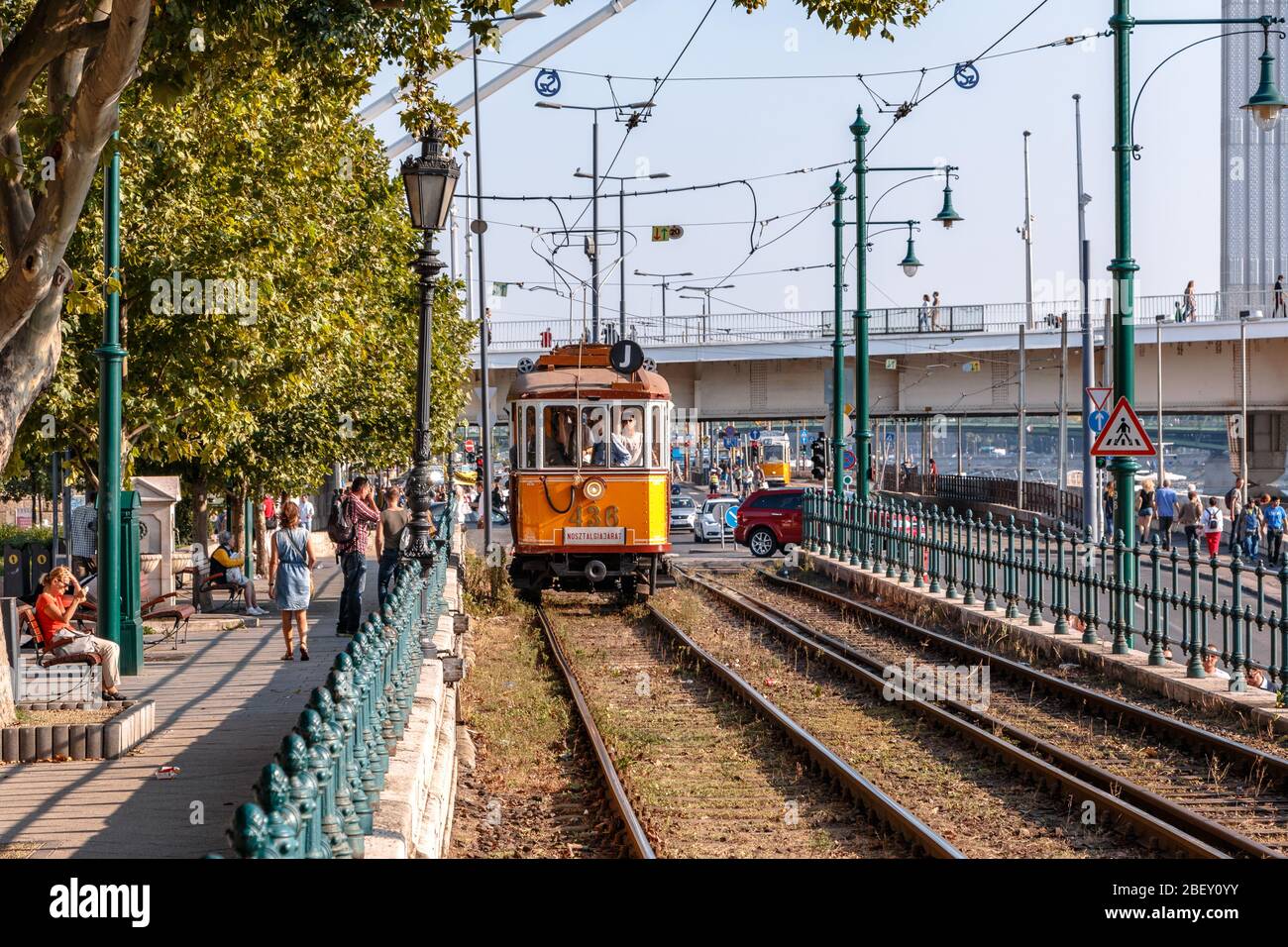 Eine Nostalgie-Straßenbahn der Linie 2 in Budapest, Ungarn Stockfoto