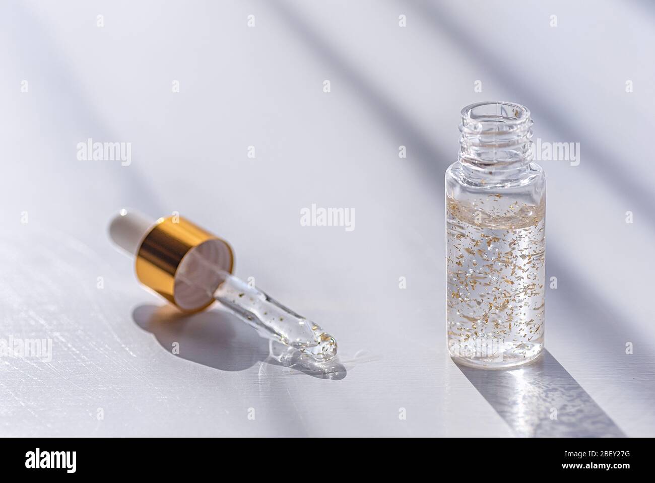Feuchtigkeitsspendende Gesichtsbehandlung in einer offenen Flasche auf weißem Hintergrund. Asiatische Kosmetik, Gel mit Schneckenextrakt. Nahaufnahme. Stockfoto