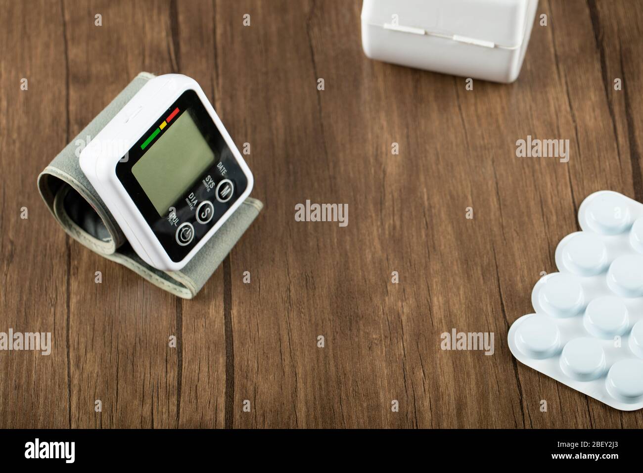 Tech-Gerät mit medizinischen Anweisungen auf einem Holztisch, Medicin-Pack um Stockfoto