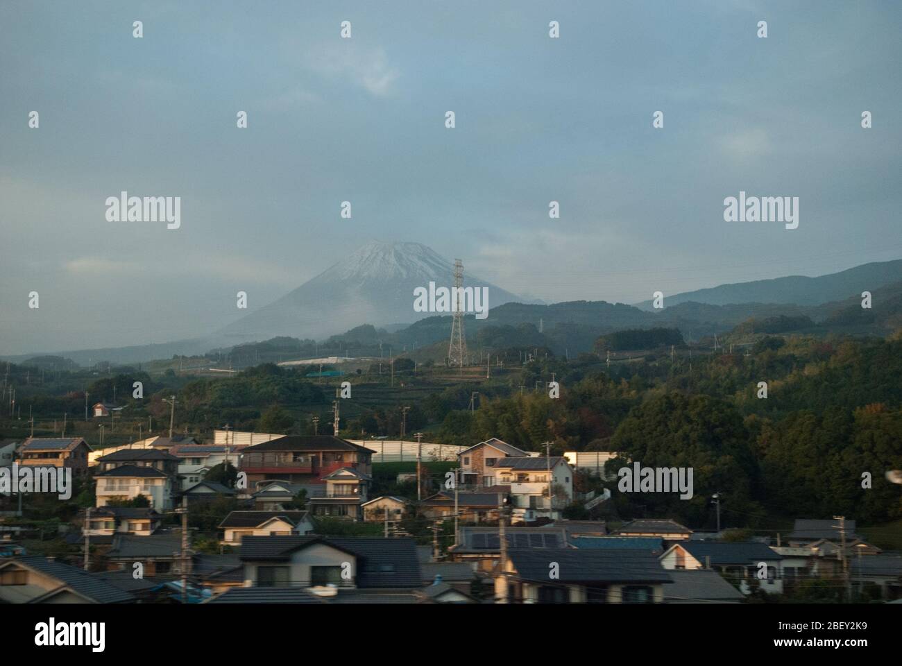 Blick auf den Fuji Fuji San in japanischen Feldern in Tokio, Japan Stockfoto