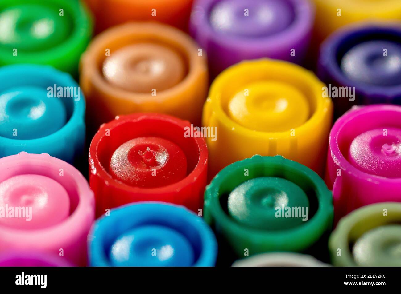 Nahaufnahme Stillleben Muster der bunten Kappen auf einem Satz von Farbstiften, mit geringer Tiefenschärfe. Stockfoto