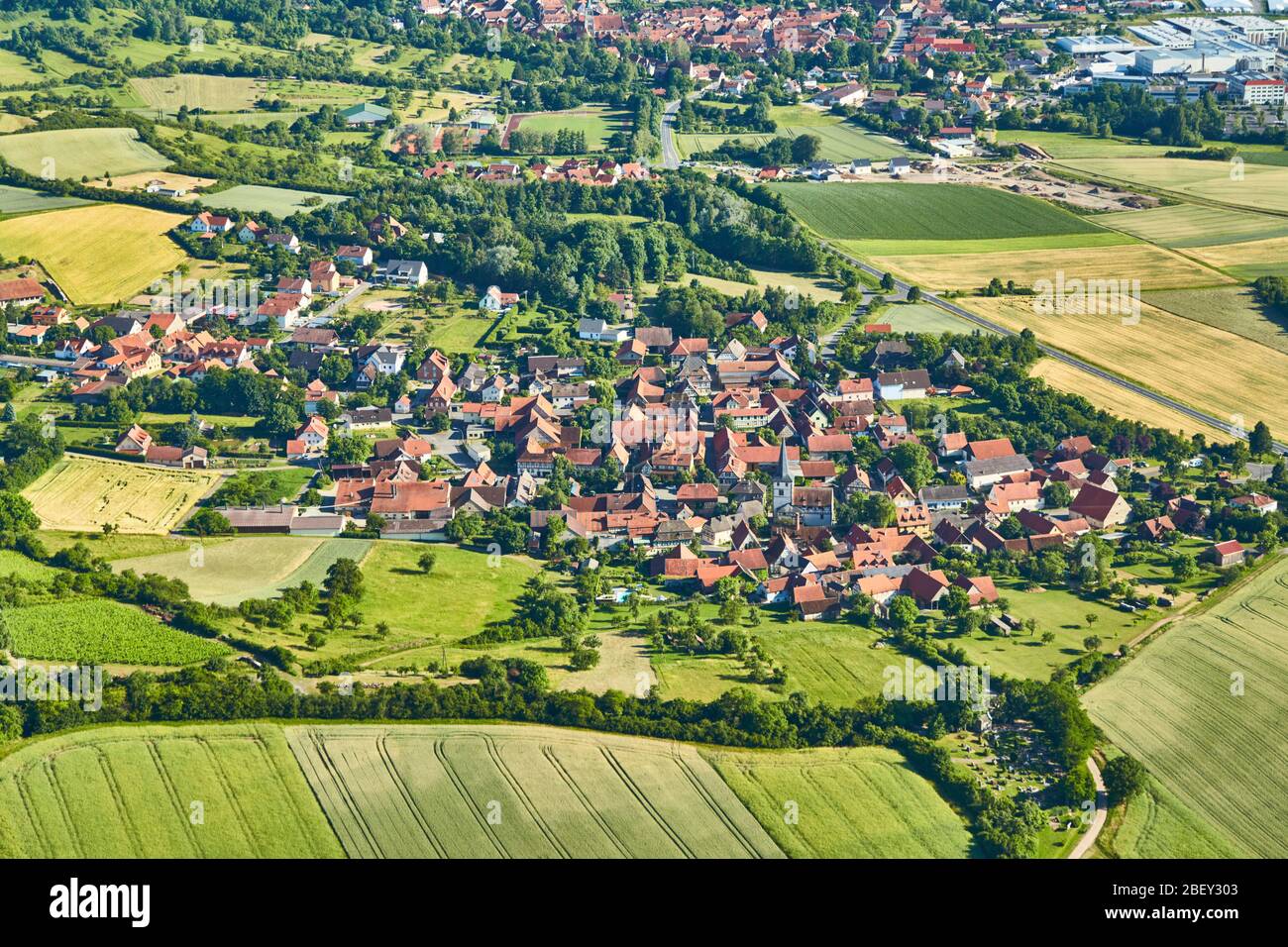 Die Stadt Unfinden von der Luft gesehen. Gemeinde Koenigsberg, Landkreis Hassberg, Bayern, Deutschland Stockfoto