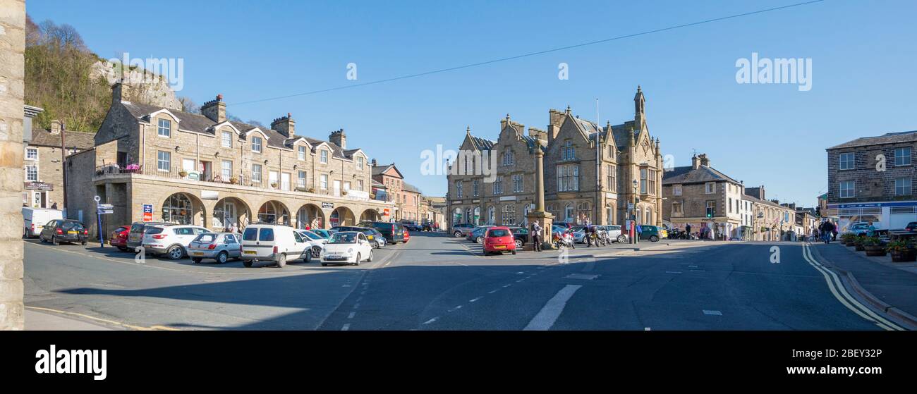 Panoramablick auf den Marktplatz im Zentrum der kleinen Stadt Settle in North Yorkshire Stockfoto