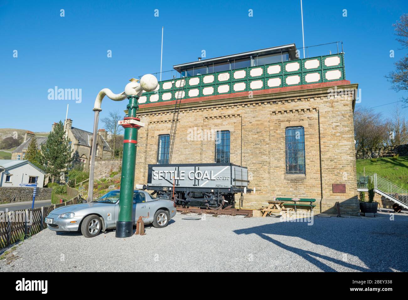 Alte Eisenbahn Wasserturm vor Settle Station jetzt in ein stilvolles Haus umgewandelt Stockfoto
