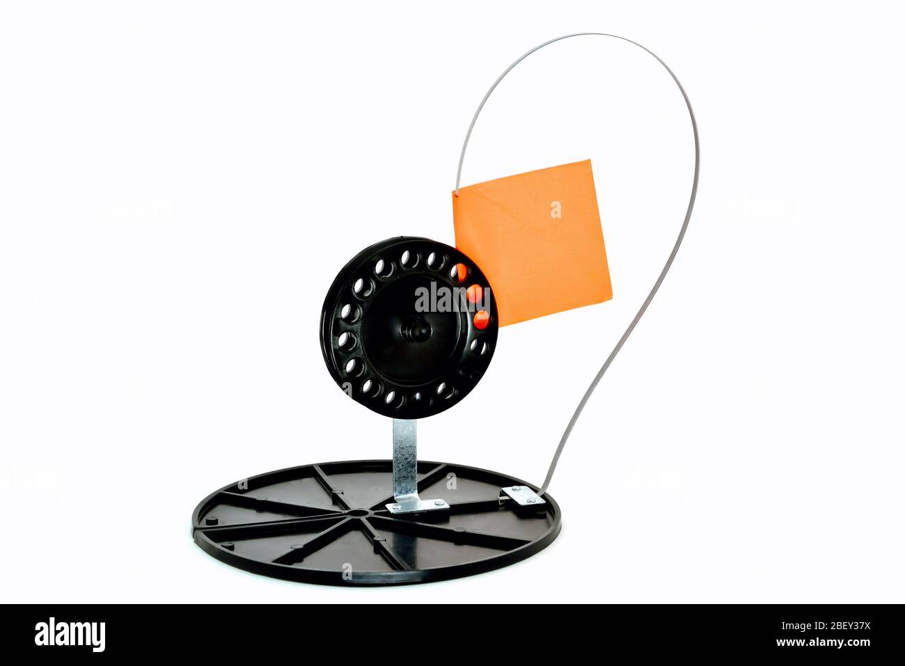 Gerät zum Fang von Raubfischen aus dem Eis, weißer Hintergrund Nahaufnahme Stockfoto