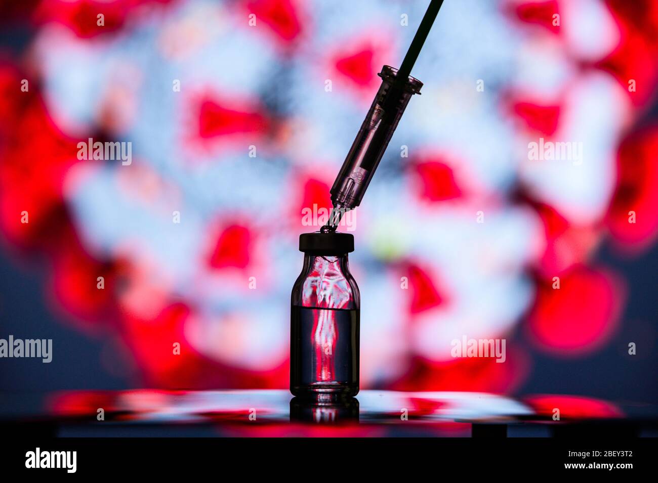 Coronavirus Covid-19 Schutz und Impfstoff. Medizinische Flasche für Injektion medizinische Glasfläschchen und Spritze für die Impfung Stockfoto